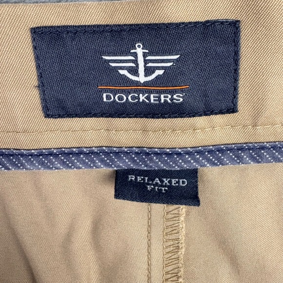 Dockers Relaxed Fit Mens 38x32 Khaki Chinos Pants Cotton Blend Stretch Workwear - Picture 6 of 10